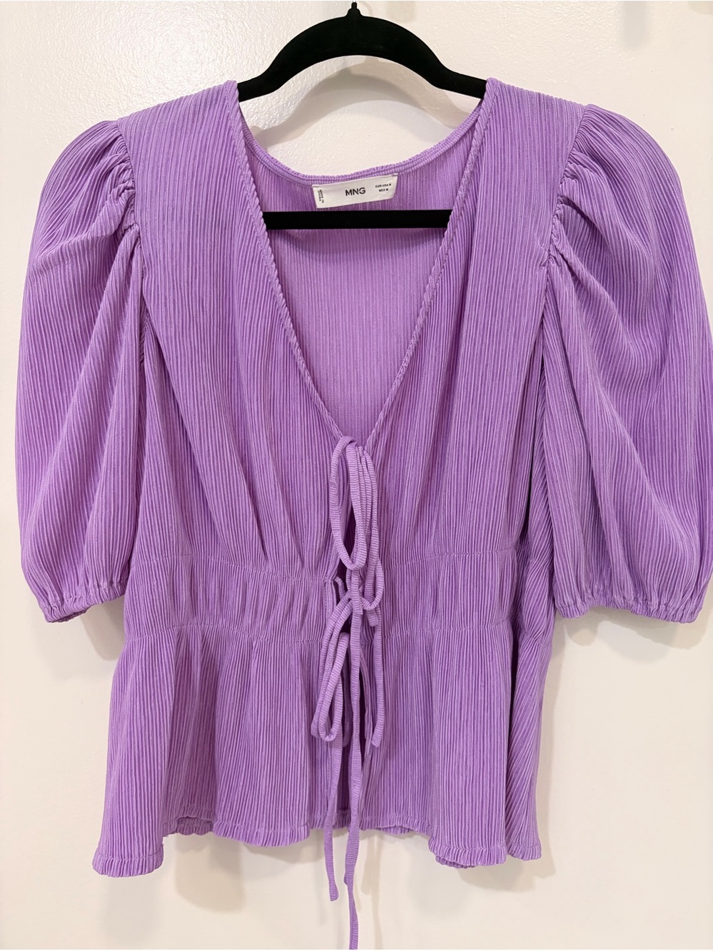 Mango plissé tie-up top w/ short puff sleeves and an elastic waist. - Picture 3 of 9
